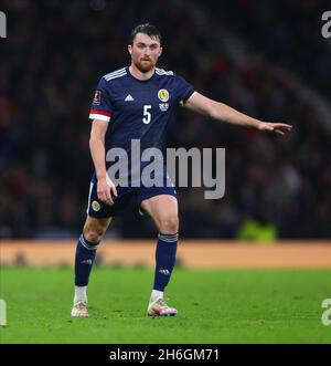 15 novembre 2021; Hampden Park, Glasgow, Scozia, FIFA World Cup 2022, calcio di qualificazione, Scozia contro Danimarca; John Souttar di Scozia Foto Stock