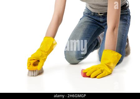 concetto di housework e di housekeeping - giovane donna in gomma pavimento di pulizia del glover su bianco Foto Stock