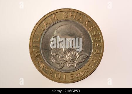 Moneta commemorativa britannica da due libbre che mostra Skull & Rose Foto Stock