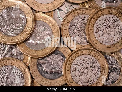 British una libbra monete overhead immagine di sfondo Foto Stock