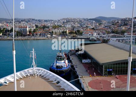 Vista del Tugboat e della città di Kusadasi, Turchia dal ponte di una nave da crociera Foto Stock