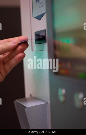 Inserimento della tessera nella macchina per pagare il parcheggio Foto Stock