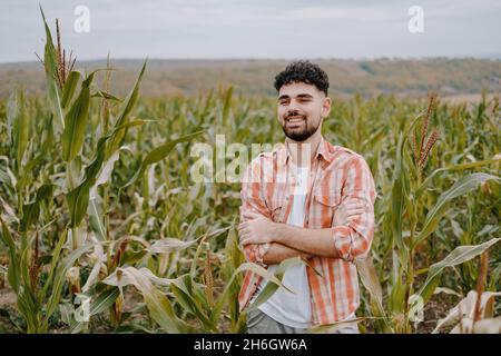 Ritratto di un giovane coltivatore di mais. Giovane lavoratore nella sua terra. Foto Stock