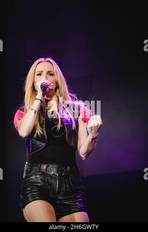 Zürich, Svizzera. 30 ottobre 2021. Il cantante austriaco Melissa Naschenweng suona dal vivo al Die grosse Schlagerparty 2021 presso l'Hallenstadion di Zürich. (Photo credit: Gonzales Photo - Tilman Jentzsch). Foto Stock