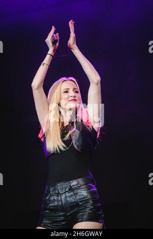 Zürich, Svizzera. 30 ottobre 2021. Il cantante austriaco Melissa Naschenweng suona dal vivo al Die grosse Schlagerparty 2021 presso l'Hallenstadion di Zürich. (Photo credit: Gonzales Photo - Tilman Jentzsch). Foto Stock