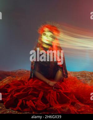 Giovane donna in stile calavera con teschio messicano sul viso Foto Stock