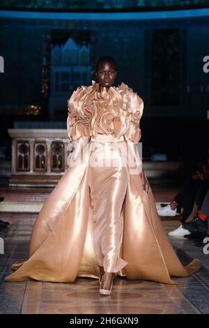 15 novembre 2021 - modelli sulla passerella durante la sfilata di moda bianca nella chiesa anglicana se San Paoul dentro il muro di Roma, Italia. © Evandro Inetti via ZUMA Wire) (Credit Image: © Evandro Inetti/ZUMA Press Wire) Foto Stock