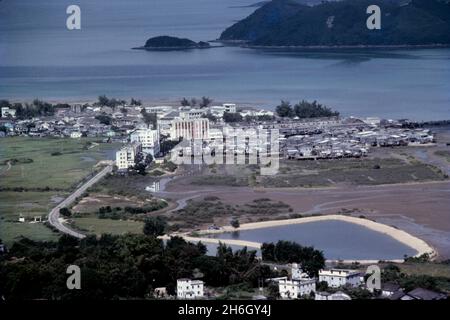 Villaggio di Sha Tau Kok, guardando ad est da una collina dietro la stazione di polizia di Sha Tau Kok, nuovi territori, Hong Kong, nel tardo pomeriggio, estate 1979. Ingresso di Starling sullo sfondo. Foto Stock