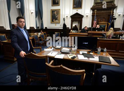 Kenosha, Wisconsin, Stati Uniti. 15 Nov 2021. Kyle Rittenhouse attende vicino al suo tavolo durante una pausa nel processo al tribunale della contea di Kenosha, Wisconsin, lunedì 15 novembre 2021. (Credit Image: © Sean Krajacic/The Kenosha News-POOL via ZUMA Press Wire) Foto Stock