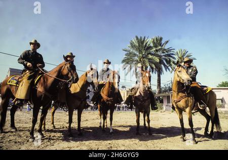 Laredo Texas USA, 1989: Gli ufficiali della pattuglia di confine degli Stati Uniti in posa a cavallo durante una sfilata. ©Bob Daemmrich Foto Stock