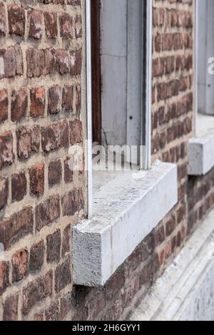 Colpo verticale di un vecchio edificio in mattoni Foto Stock