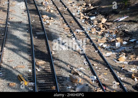 Los Angeles, CA USA - Novmber 3, 2021: Tumuli di rifiuti lungo le rotaie nel centro di LOS ANGELES Foto Stock