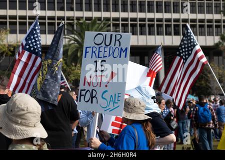 Los Angeles, CA USA - Novmber 8, 2021: I manifestanti detengono segni che protestano i mandati di vaccino durante una protesta dei mandati di vaccino per i dipendenti della città in G Foto Stock