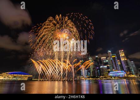 Fuochi d'artificio di Singapore a Marina Bay, colorati fuochi d'artificio di Capodanno Foto Stock