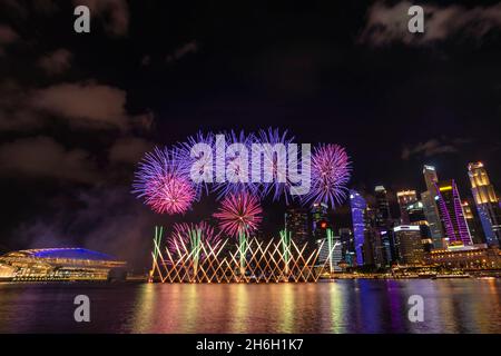 Fuochi d'artificio di Singapore a Marina Bay, colorati fuochi d'artificio di Capodanno Foto Stock