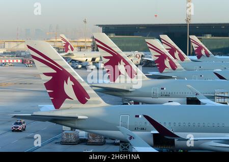 Qatar Airways aerei multipli nel suo hub a Doha Hamad International Airport. Vari aerei Qatar Airways parcheggiati nel Qatar hub. Foto Stock