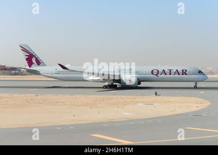 Qatar Airways Airbus A350-1000 aereo all'aeroporto di Doha in Qatar. Moderno sistema di tassazione degli aeromobili A350. Foto Stock