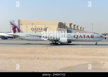 Qatar Airways Boeing 777 aereo all'aeroporto di Doha in Qatar. Volo 777-300ER tassare all'Aeroporto di Doha Hamad. Foto Stock