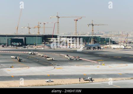 Espansione del terminale dell'aeroporto di Doha in Qatar. Hamad International Airport nuovo edificio terminal in costruzione con gru. Foto Stock