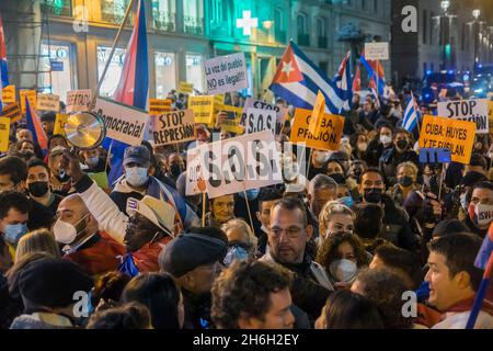 Madrid, Spagna. 15 Nov 2021. Centinaia di persone si sono riunite questo lunedì nella centrale e nota Puerta del Sol di Madrid contro la 'libertà? A Cuba, a favore della 'libertà? E a sostegno delle marce del novembre 15 hanno chiesto nel paese caraibico di chiedere un cambiamento politico. (Foto di Alberto Sibaja/Pacific Press) Credit: Pacific Press Media Production Corp./Alamy Live News Foto Stock