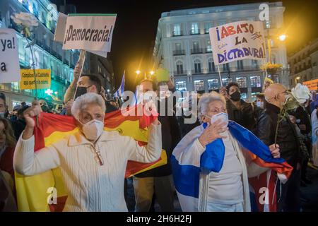 Madrid, Spagna. 15 Nov 2021. Centinaia di persone si sono riunite questo lunedì nella centrale e nota Puerta del Sol di Madrid contro la 'libertà? A Cuba, a favore della 'libertà? E a sostegno delle marce del novembre 15 hanno chiesto nel paese caraibico di chiedere un cambiamento politico. (Foto di Alberto Sibaja/Pacific Press) Credit: Pacific Press Media Production Corp./Alamy Live News Foto Stock