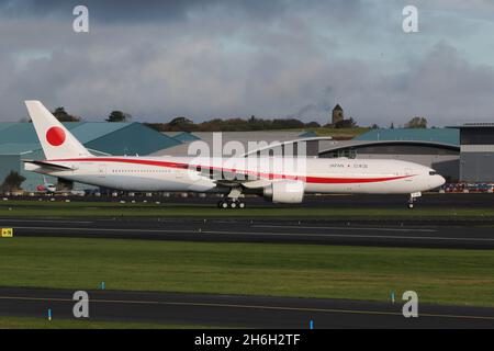 80-1111, un Boeing 777-3SB(ER) gestito dalla Japan Air Self Defense Force (JASDF) in un ruolo di trasporto VIP, che arriva all'aeroporto internazionale di Prestwick in Ayrshire, Scozia. L'aereo era in Scozia per portare delegati del governo giapponese e sostegno alla conferenza COP26 sul cambiamento climatico che si tiene nella vicina città di Glasgow. Foto Stock