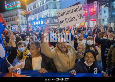 Madrid, Madrid, Spagna. 15 Nov 2021. Centinaia di persone si sono riunite questo lunedì nella centrale e nota Puerta del Sol di Madrid contro la 'libertà' a Cuba, a favore della ''libertà'' e a sostegno delle marce del novembre 15 hanno chiesto nel paese caraibico di chiedere un cambiamento politico. (Credit Image: © Alberto Sibaja/Pacific Press via ZUMA Press Wire) Foto Stock