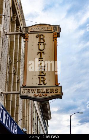 Selma, Alabama, Stati Uniti d'America - 26 gennaio 2021: Cartello per Butler Jewelers nel quartiere storico nel centro di Selma. Foto Stock