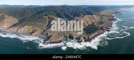 Il sereno Oceano Pacifico si lava sulla costa frastagliata della California settentrionale, non lontano a nord di Fort Bragg nella contea di Mendocino. Foto Stock