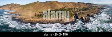Il sereno Oceano Pacifico si lava sulla costa frastagliata della California settentrionale, non lontano a nord di Fort Bragg nella contea di Mendocino. Foto Stock