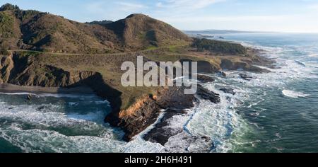 Il sereno Oceano Pacifico si lava sulla costa frastagliata della California settentrionale, non lontano a nord di Fort Bragg nella contea di Mendocino. Foto Stock