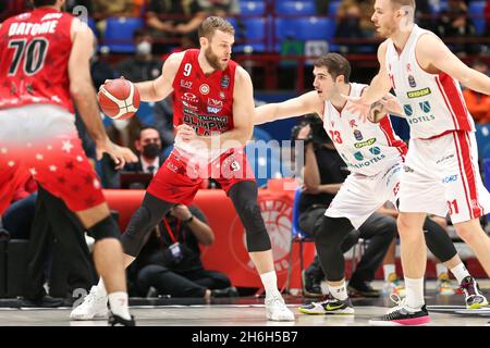 14 novembre 2021, Assago (Milano, Italia: Italia, Milano, nov 14 2021: NicolÃ² Melli (Armani Milan Forward) ciottoli nel secondo trimestre durante la partita di basket AX ARMANI EXCHANGE MILANO vs UNAHOTELS REGGIO EMILIA, Lega Basket A al Mediolanum Forum (Credit Image: © Fabrizio Andrea Bertani/Pacific Press via ZUMA Press Wire) Foto Stock