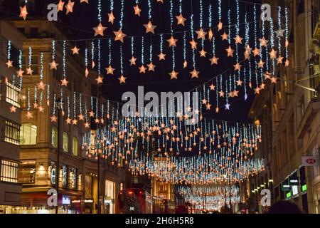 Londra, Regno Unito. 15 Nov 2021. Luci di Natale in Oxford Street. Credit: SOPA Images Limited/Alamy Live News Foto Stock