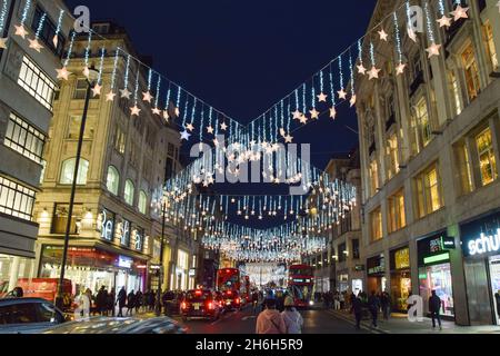 Londra, Regno Unito. 15 Nov 2021. Luci di Natale in Oxford Street. Credit: SOPA Images Limited/Alamy Live News Foto Stock