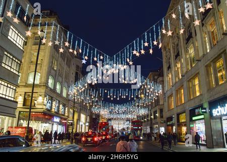 Londra, Regno Unito. 15 Nov 2021. Luci di Natale in Oxford Street. (Foto di Vuk Valcic/SOPA Images/Sipa USA) Credit: Sipa USA/Alamy Live News Foto Stock