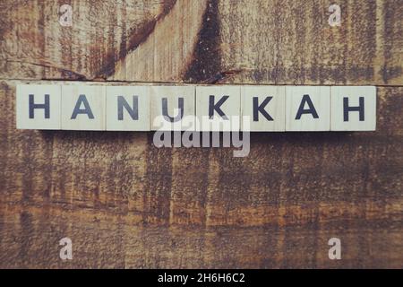 Lettera alfabetica Hanukkah su sfondo di legno Foto Stock