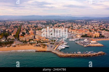 Vista aerea della città francese di Frejus sulla costa mediterranea che domina la marina Foto Stock