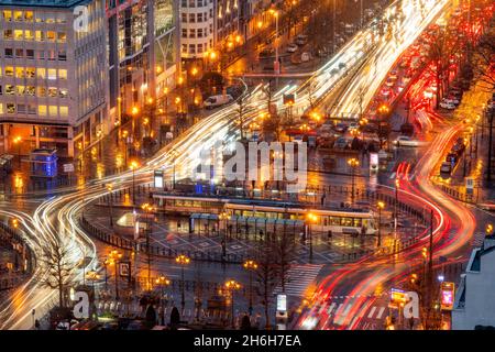 Bruxelles, Belgio con traffico lungo Boulevard de Waterloo di notte. Foto Stock