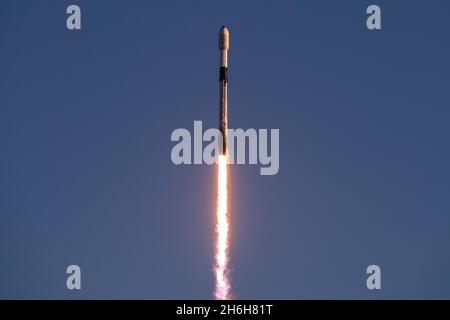 Un razzo SpaceX Falcon 9 viene lanciato dallo Space Launch Complex 40 presso la Stazione spaziale di Cape Canaveral, Fla., 13 novembre 2021. Il razzo porterà in orbita 53 satelliti Starlink. Foto Stock