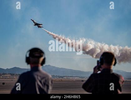 Lo Squadron "Thunderbirds" dell'Aeronautica militare degli Stati Uniti si esibisce in un'alta dimostrazione per la loro finale dimostrazione della stagione 2021 il 12 novembre 2021, presso la base dell'Aeronautica militare di Nellis, Nevada. Lo spettacolo finale è stato eseguito per amici, famiglie e alunni della squadra. (STATI UNITI Air Force foto di Tech. SGT. Nicolas A. Myers) Foto Stock