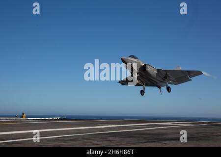 OCEANO PACIFICO (Nov. 10, 2021) un F-35C Lightning II, assegnato a Marine Wing Fighter Attack Squadron (VMFA) 314, lancia dal ponte di volo del vettore aereo USS Abraham Lincoln (CVN 72). Abraham Lincoln sta conducendo le operazioni di routine nella terza flotta degli Stati Uniti. (STATI UNITI Foto del corpo marino di 1° Ora. Charles Allen/rilasciato) Foto Stock