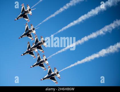 Lo Squadron "Thunderbirds" dell'Aeronautica militare degli Stati Uniti si esibisce in un'alta dimostrazione per la loro finale dimostrazione della stagione 2021 il 12 novembre 2021, presso la base dell'Aeronautica militare di Nellis, Nevada. Lo spettacolo finale è stato eseguito per amici, famiglie e alunni della squadra. (STATI UNITI Air Force foto di Tech. SGT. Nicolas A. Myers) Foto Stock