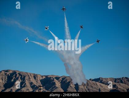 Lo Squadron "Thunderbirds" dell'Aeronautica militare degli Stati Uniti si esibisce in un'alta dimostrazione per la loro finale dimostrazione della stagione 2021 il 12 novembre 2021, presso la base dell'Aeronautica militare di Nellis, Nevada. Lo spettacolo finale è stato eseguito per amici, famiglie e alunni della squadra. (STATI UNITI Air Force foto di Tech. SGT. Nicolas A. Myers) Foto Stock