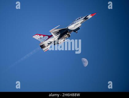 Lo Squadron "Thunderbirds" dell'Aeronautica militare degli Stati Uniti si esibisce in un'alta dimostrazione per la loro finale dimostrazione della stagione 2021 il 12 novembre 2021, presso la base dell'Aeronautica militare di Nellis, Nevada. Lo spettacolo finale è stato eseguito per amici, famiglie e alunni della squadra. (STATI UNITI Air Force foto di Tech. SGT. Nicolas A. Myers) Foto Stock