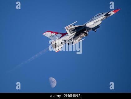 Lo Squadron "Thunderbirds" dell'Aeronautica militare degli Stati Uniti si esibisce in un'alta dimostrazione per la loro finale dimostrazione della stagione 2021 il 12 novembre 2021, presso la base dell'Aeronautica militare di Nellis, Nevada. Lo spettacolo finale è stato eseguito per amici, famiglie e alunni della squadra. (STATI UNITI Air Force foto di Tech. SGT. Nicolas A. Myers) Foto Stock