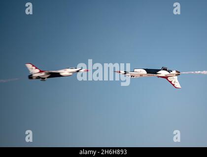 Lo Squadron "Thunderbirds" dell'Aeronautica militare degli Stati Uniti si esibisce in un'alta dimostrazione per la loro finale dimostrazione della stagione 2021 il 12 novembre 2021, presso la base dell'Aeronautica militare di Nellis, Nevada. Lo spettacolo finale è stato eseguito per amici, famiglie e alunni della squadra. (STATI UNITI Air Force foto di Tech. SGT. Nicolas A. Myers) Foto Stock