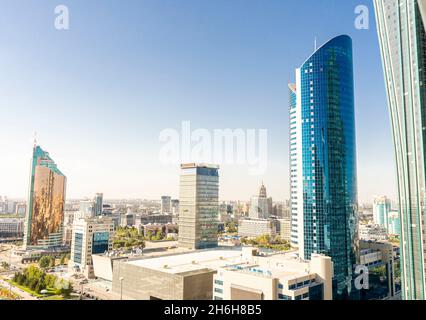 Vista del moderno centro cittadino con vista sugli edifici del Kazakhstan Temir Zholy, alcuni dei grattacieli più alti di Astana, Nur-Sultan Foto Stock