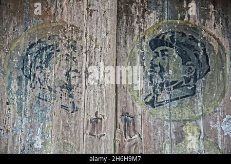 Un ritratto del Presidente Mao dipinta sulla porta in uno dei molti antichi villaggi di Guilin Cina Foto Stock