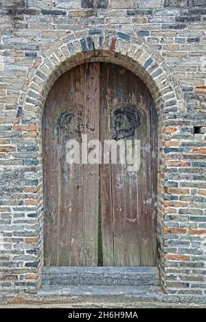 Un ritratto del Presidente Mao dipinta sulla porta in uno dei molti antichi villaggi di Guilin Cina Foto Stock