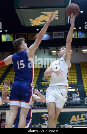 Williamsburg, Virginia, Stati Uniti. 12 novembre 2021. 20211112 - William e Mary guard JAKE MILKEREIT (1) segna contro l'American University Forward MATT ROGERS (15) nella prima metà alla Kaplan Arena di Williamsburg, Virginia (Credit Image: © Chuck Myers/ZUMA Press Wire) Foto Stock
